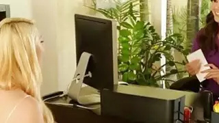 مدلكه الساخنه يجعل مع زبونها على طاولة التدليك