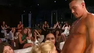 الديك الجياع الإناث الذين يريدون ديكس كبيرة
