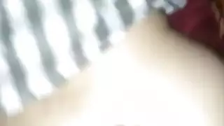 هي مجنونة كليا حول قضيبي الكبير