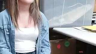 في سن المراهقة shoplifter بروك Bliss مارس الجنس من الصعب داخل المكتب