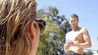 Stepmom مع كبير الثدي يحصل على تدليك عميق ديك كرات