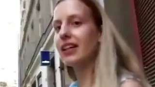 التقطت فتاة جميلة في الشارع ومارس الجنس في السيارة