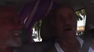 فاتنة اللاتينية الساخنة مع الأخذ الديوك القديمة مع فمها
