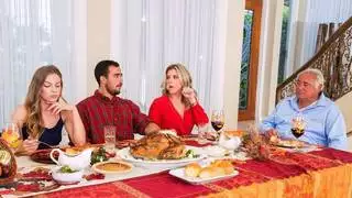 خطوة أمي وابنتها فريق على الديك صديقها