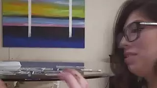 امرأة سمراء جميلة افا تايلور على نظارتها بينما يعطي المتأنق مص لطيف