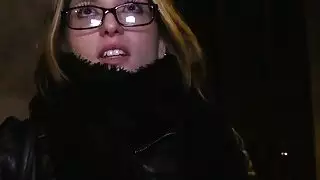 فاتنة التشيكية الانفجارات في الظلام في الأماكن العامة