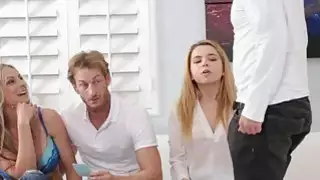 يمسح الدانماركي على مهبل خطوة شقيقه في لعبة
