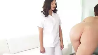 رائع titted سمراء فاتنة فاتنة اللعب مع قضيب جلدي