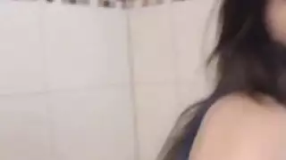Stepsister مارس الجنس في الحمام