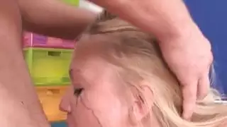 فاتنة مثير هو اللعاب من الرجال deepthroating