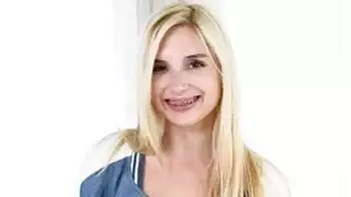ضئيلة جدا بلوندي في سن المراهقة بايبر بيري كس مسمر من قبل الديك