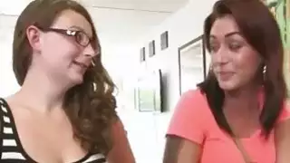 الفاسقات الهواة اللمعان ثديهم في الأماكن العامة خلال Cash Stunt