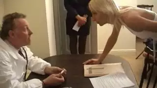 ربة منزل شقراء ناضجة كاي تغش على زوجها مع الطبيب