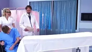 سوبر ممرضة Kagney Linn Karter يشفي مريضها داني د