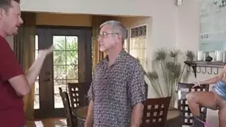 Bigtit في سن المراهقة fucks سمكري خلال عمل