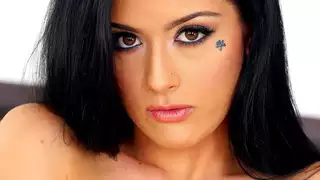كاترينا جاد تظهر قبالة جسدها في ثوب أسود شبكي أسود