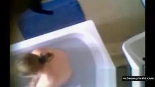 أختي BBW بالإصبع في الحمام