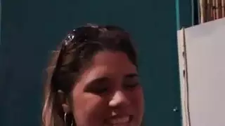 لطيف الهواة يأكل الديك مقابل المال على gloryhole