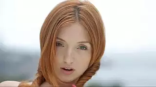 أحمر الشعر نحيل الجمال ميشيل