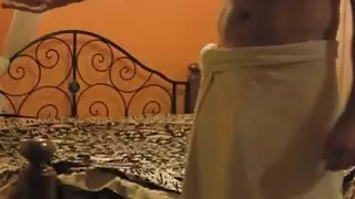 نحيلة جميلة سوداء فاتنة يعطي الديك الأبيض اللسان