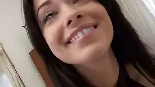 فاتنة الكمال في جوارب ركوب الديك الدهون أمام المرايا