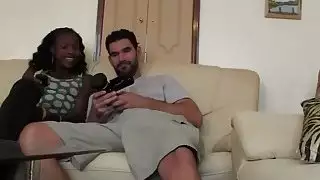 الهواة الأفريقية لعوب تمتص ديك الأبيض الكبير ويحصل على خبطت في غرفة المعيشة