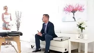 رجل أعمال يحتاج إلى تخفيف بعض التوتر مع التدليك