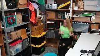 في سن المراهقة shoplifter يريد أن الوقوع من قبل حارس أمن
