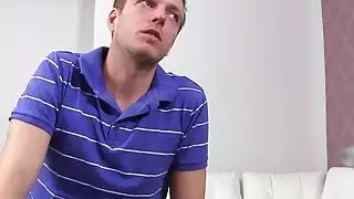 عامل أنثى يعطي footjob في المكتب