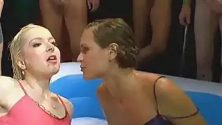 عصابة من pervs الاستحمام 2 hotties يورو مع مياهها الذهبية