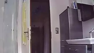 صديقته السابقة على كاميرا تجسس