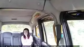خبط راكب أحمر الرأس في المقعد الخلفي إلى خارج أجرة سفرها