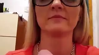 Jizzing فمها الجائع