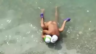 Kama Sutra على الشاطئ الأزواج يمارسون الجنس في البحر