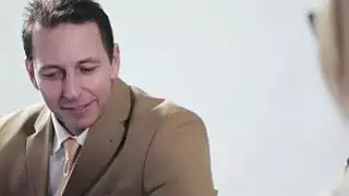 تأخذ مديرة السيدة كاثي نوبيلي استراحة لاداء الموظف