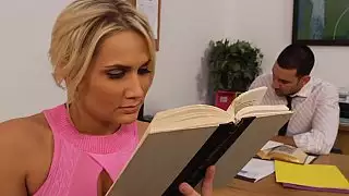 يوم عمل شاق في مكتب Alanah