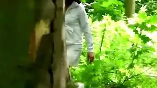 في سن المراهقة يتمتع تسعة وستين مع عشيق القديمة في الغابة