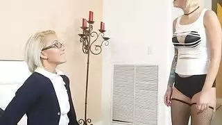 شقراء ممزقة قميص غرفهم في غرفة النوم