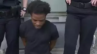 مفلس أنثى Cops ماجي الأخضر و Joslyn الحصول على مارس الجنس من قبل يبصر توم مع الديك الأسود الكبير