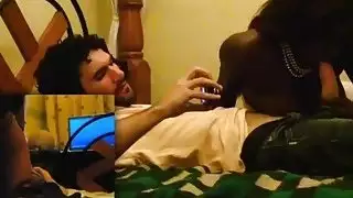 يعود الفرخ الأبنوس بشكل عكسي إلى شكل نادي ويسعد حبيبها الأبيض