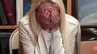ضابط LP ضجيجا زوي Darks ضيق twat على المكتب