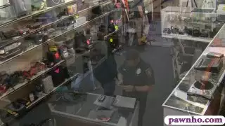 زوجين وقحة في محاولة لسرقة والحصول على قصفت
