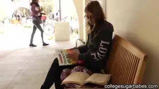 أنا أدرس وأمارس المال من أجل المال