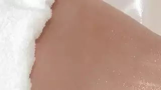 مدلك الزيوت وأصابع سمراء فاتنة