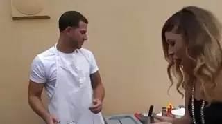 انضم الأولاد تحدي الهوت دوغ وفلاش فاتنة الثدي مقابل المال