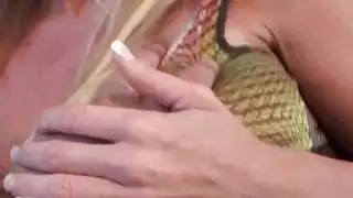 معلم مبتدئ لا اللسان مع شخص غريب من المدرسة