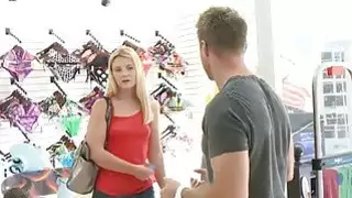 بلوندي حاول على البيكيني الأزرق ومارس الجنس لبعض المال