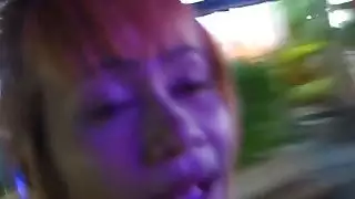 رجل قرنية يلتقط قحة آسيوية ثم يلعق ويمارس مهبلها الرطب