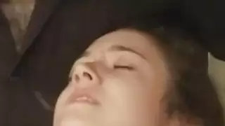 مربوط إلى كرسي اقتصاص وتقطيع