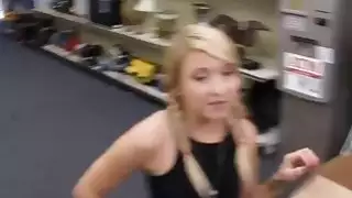 Hotbabe بيادق لها poused قصفت لدفع فاتورتها الاطباء البيطريون